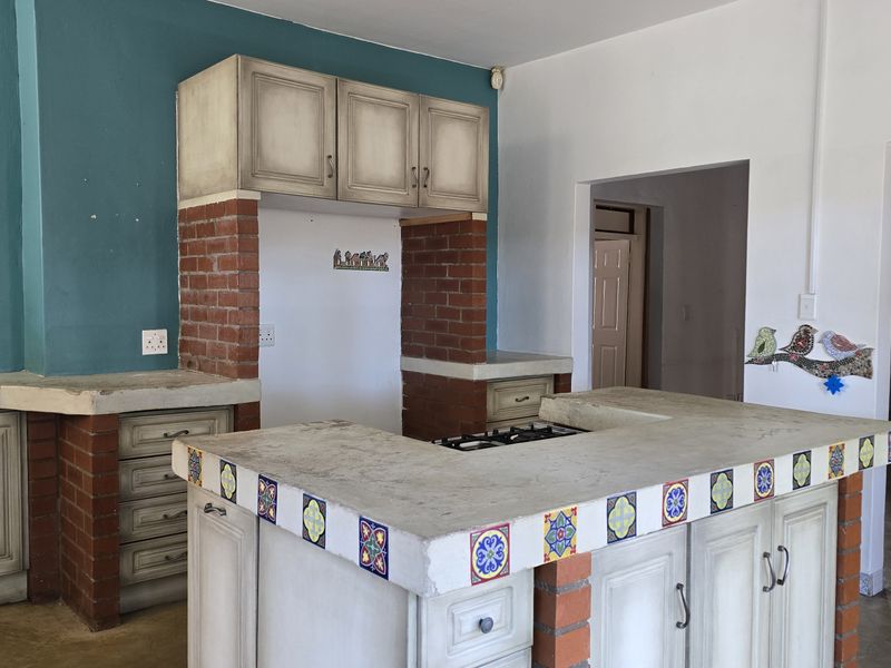 Arty and creative family home - Photo 5