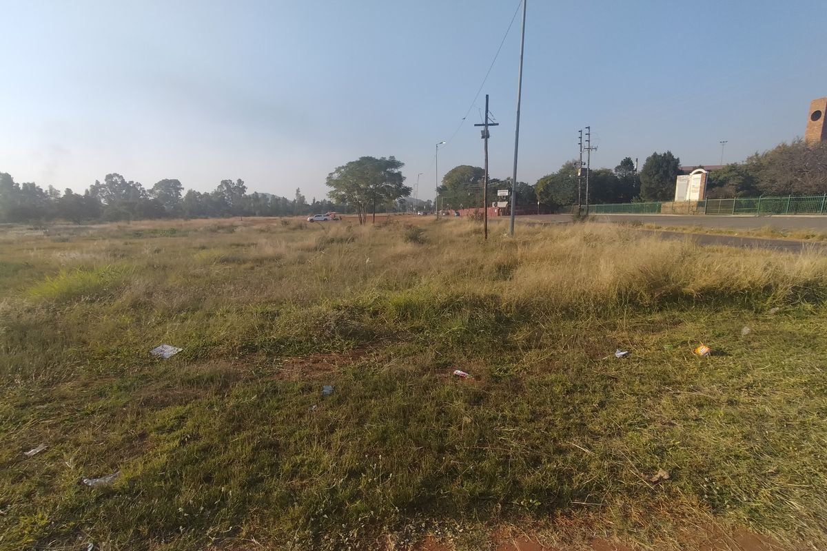 This expansive 60,000 square meter plot, situated opposite Akasia Primary School - Photo 3