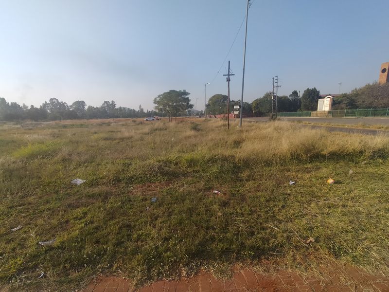 This expansive 60,000 square meter plot, situated opposite Akasia Primary School - Photo 3