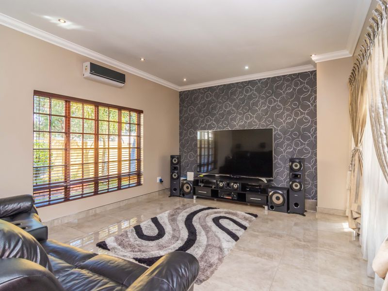 Stunning 4 bed Duplex for Sale in sought-after  Estate, Midrand - the perfect family home - Photo 5