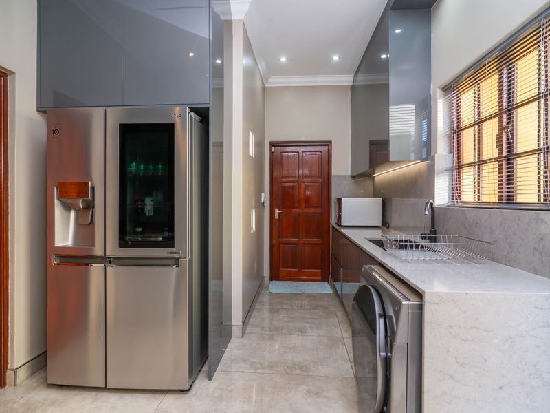 Stunning 4 bed Duplex for Sale in sought-after  Estate, Midrand - the perfect family home - Photo 10