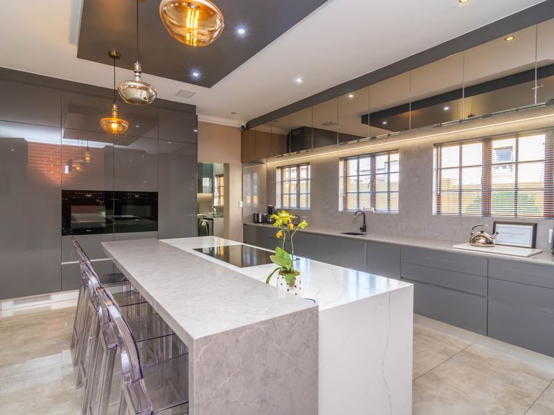 Stunning 4 bed Duplex for Sale in sought-after  Estate, Midrand - the perfect family home - Photo 8