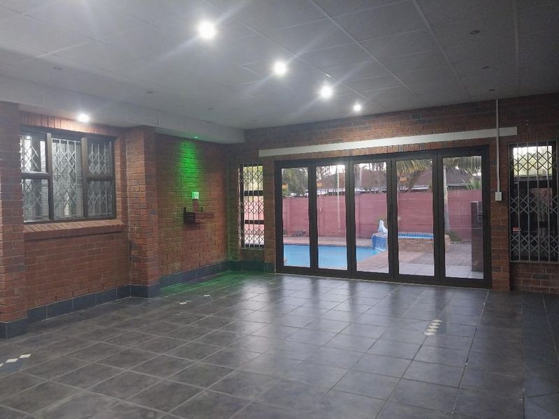 Stunning property with an investment option - Photo 3