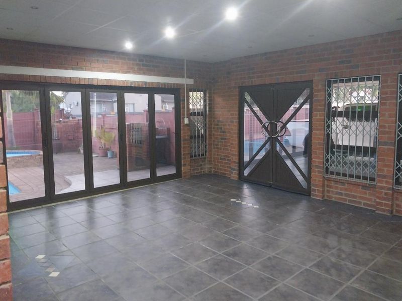 Stunning property with an investment option - Photo 4