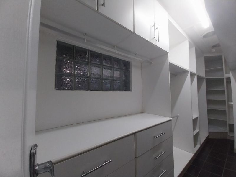 Stunning property with an investment option - Photo 10