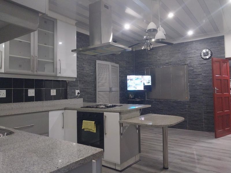 Stunning property with an investment option - Photo 2