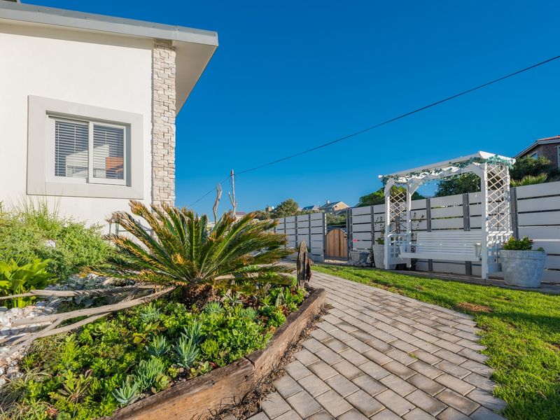 Exquisite Modern Living in Struisbaai: Your Dream Coastal Retreat Awaits! - Photo 6