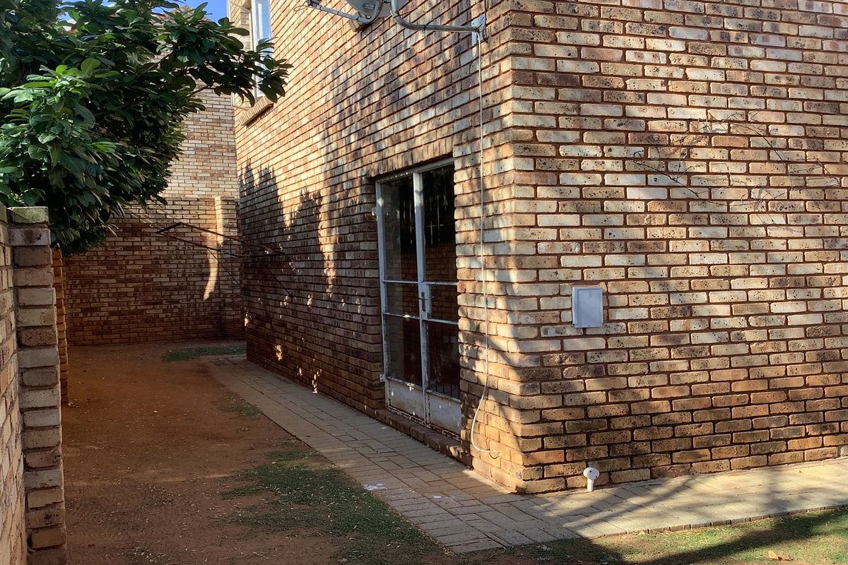 3-Bedroom + study townhouse for sale - Photo 2