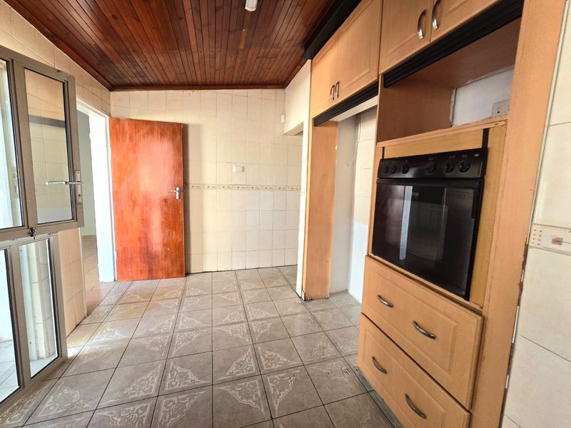 Beautiful semi detached home - Photo 7