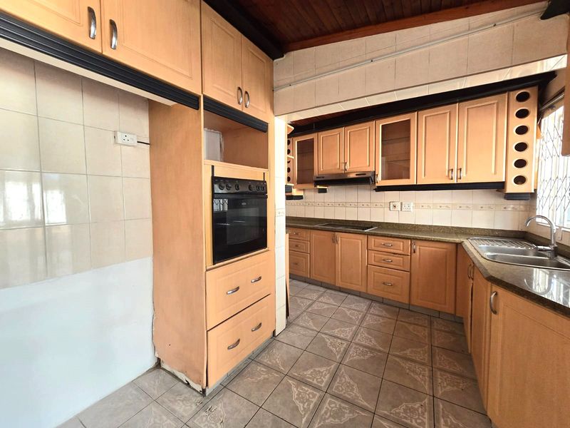 Beautiful semi detached home - Photo 6