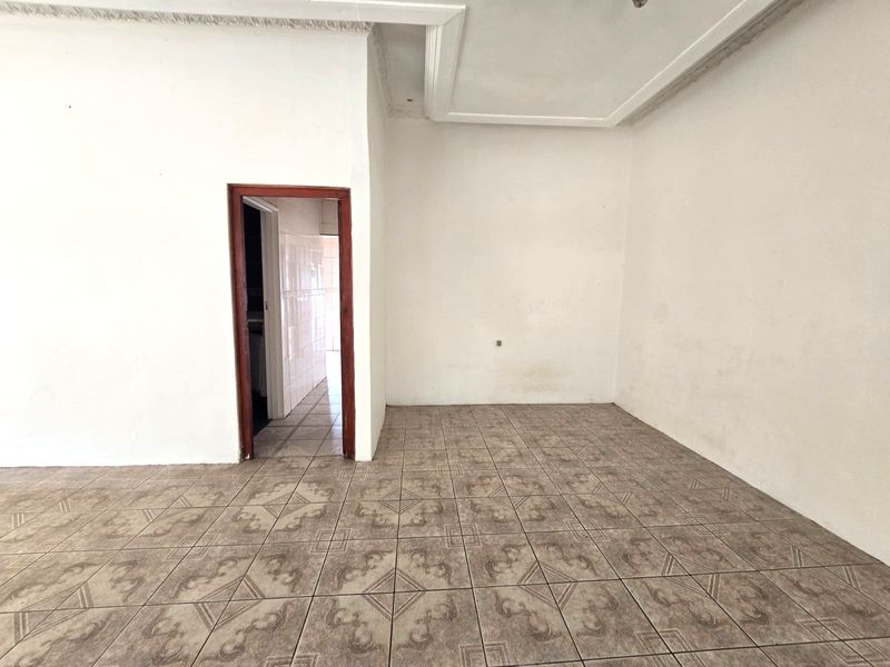 Beautiful semi detached home - Photo 4