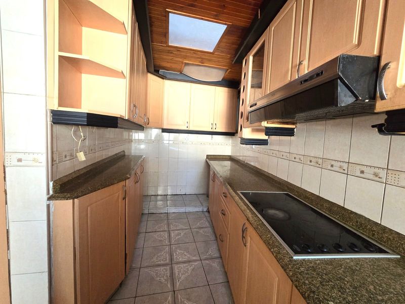 Beautiful semi detached home - Photo 5