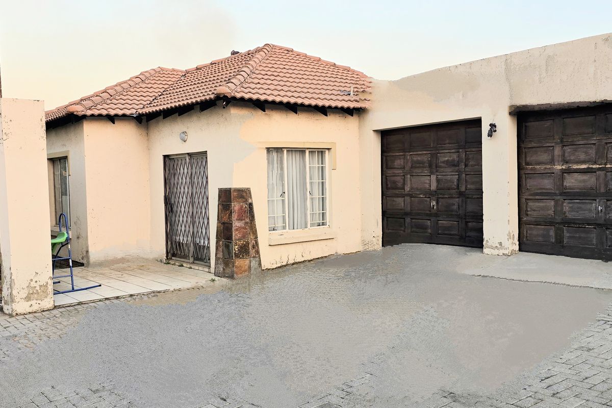 Charming 3-Bedroom House with Modern Amenities and Spacious Yard - Photo 2