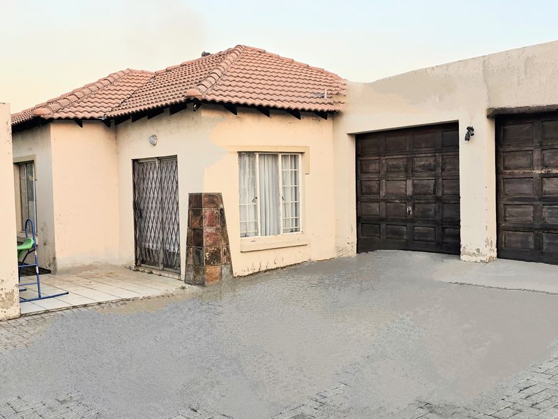 Charming 3-Bedroom House with Modern Amenities and Spacious Yard - Photo 2