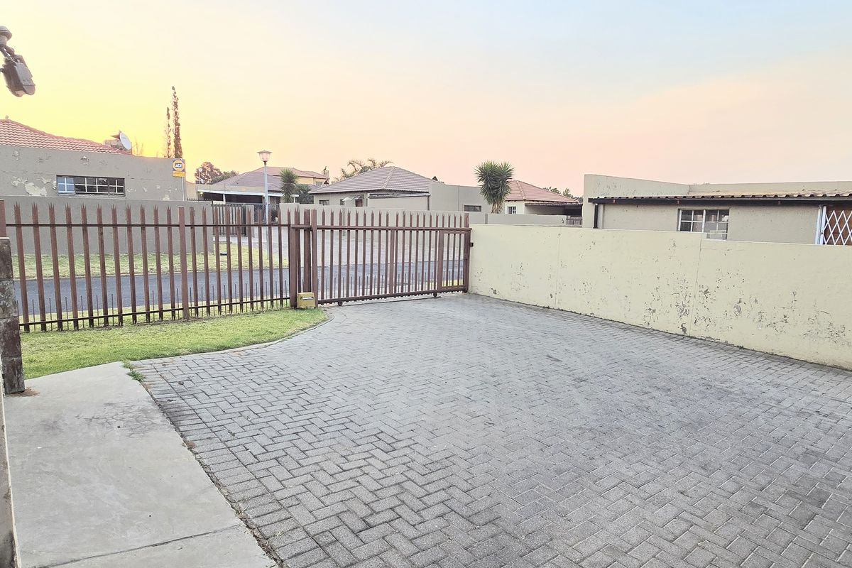 Charming 3-Bedroom House with Modern Amenities and Spacious Yard - Photo 3