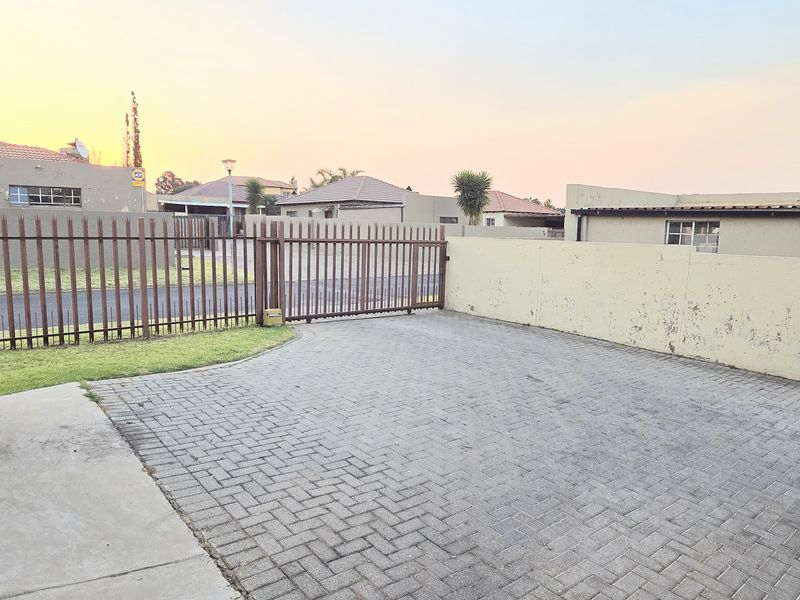 Charming 3-Bedroom House with Modern Amenities and Spacious Yard - Photo 3