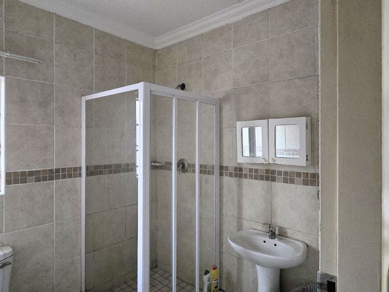 Charming 3-Bedroom House with Modern Amenities and Spacious Yard - Photo 9