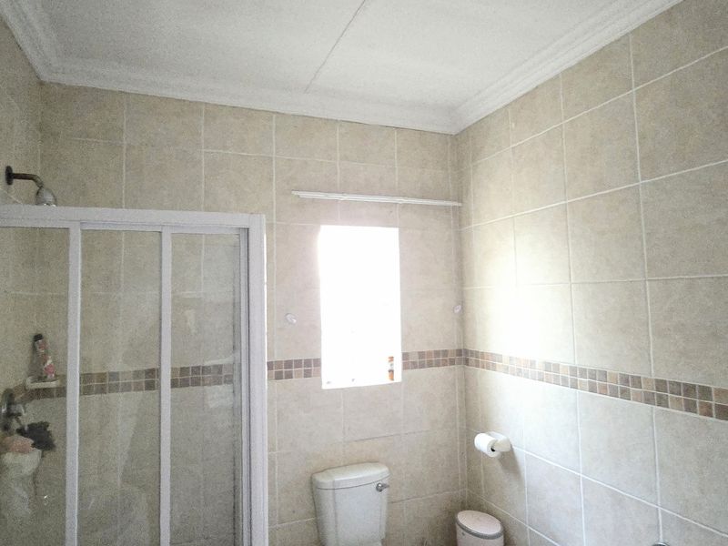 Charming 3-Bedroom House with Modern Amenities and Spacious Yard - Photo 7