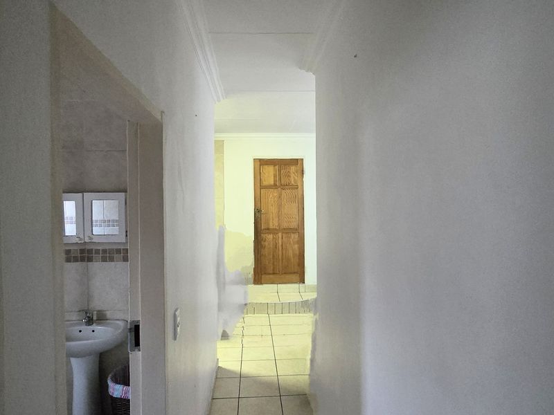 Charming 3-Bedroom House with Modern Amenities and Spacious Yard - Photo 10