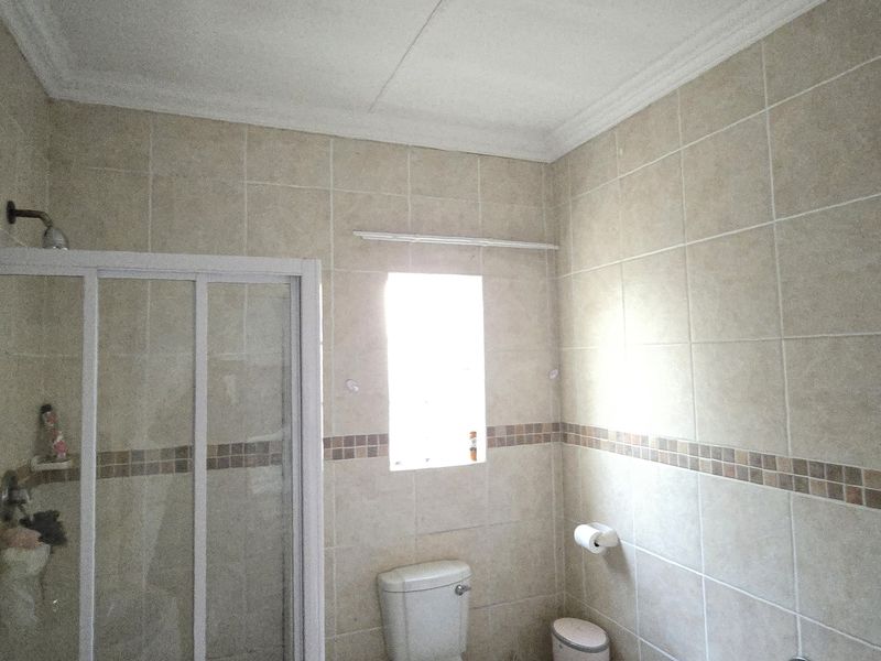 Charming 3-Bedroom House with Modern Amenities and Spacious Yard - Photo 6