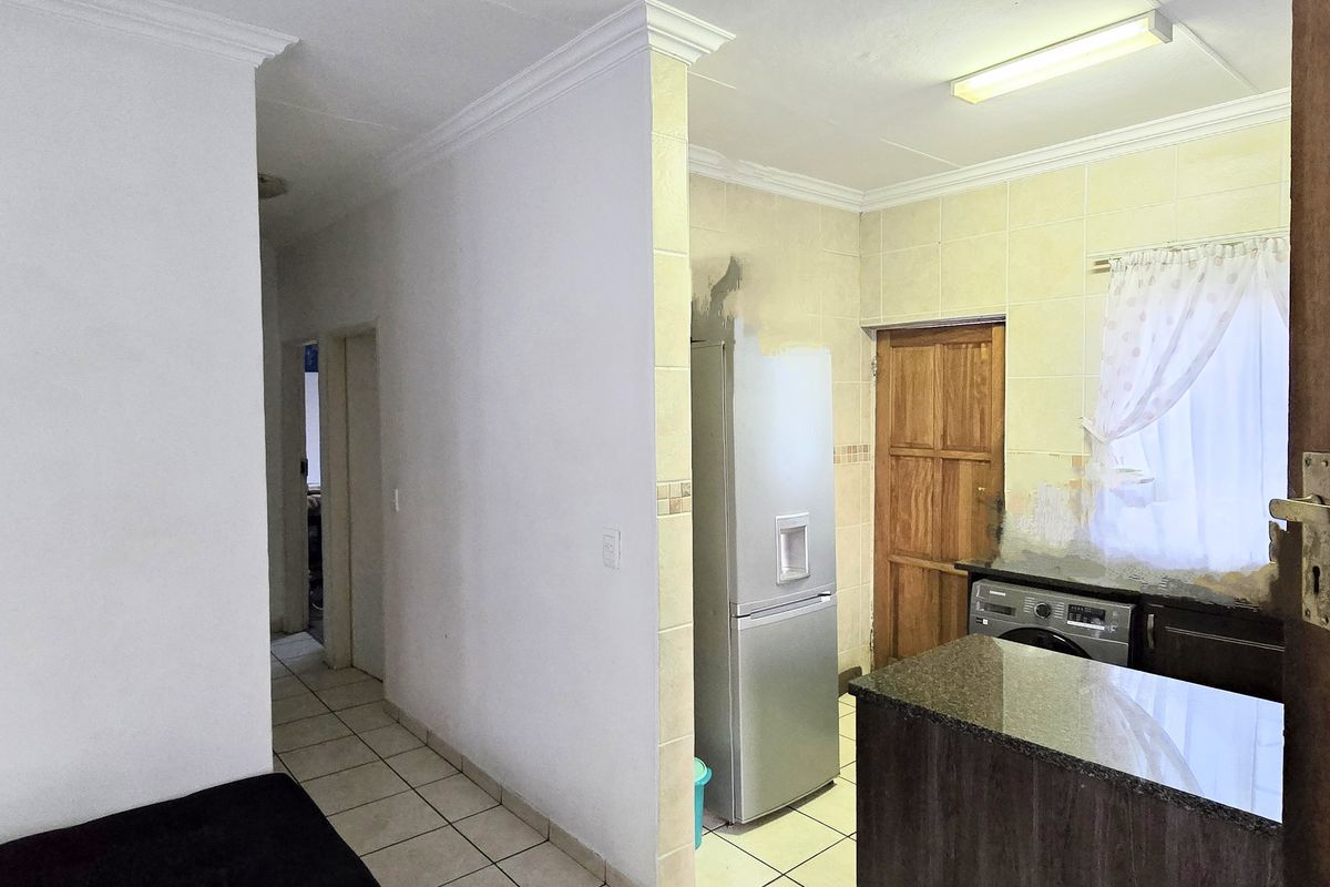 Charming 3-Bedroom House with Modern Amenities and Spacious Yard - Photo 4