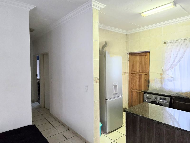 Charming 3-Bedroom House with Modern Amenities and Spacious Yard - Photo 4