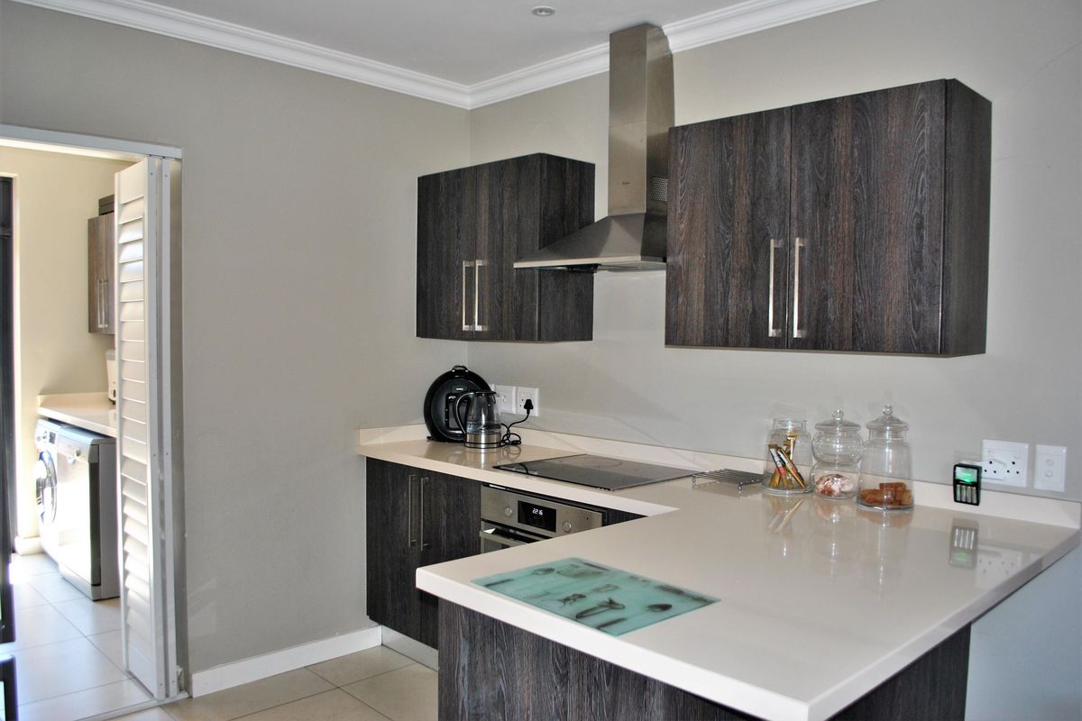 Warm, Comfortable, and Welcoming Home! - Photo 4