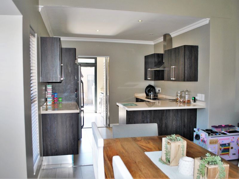 Warm, Comfortable, and Welcoming Home! - Photo 3