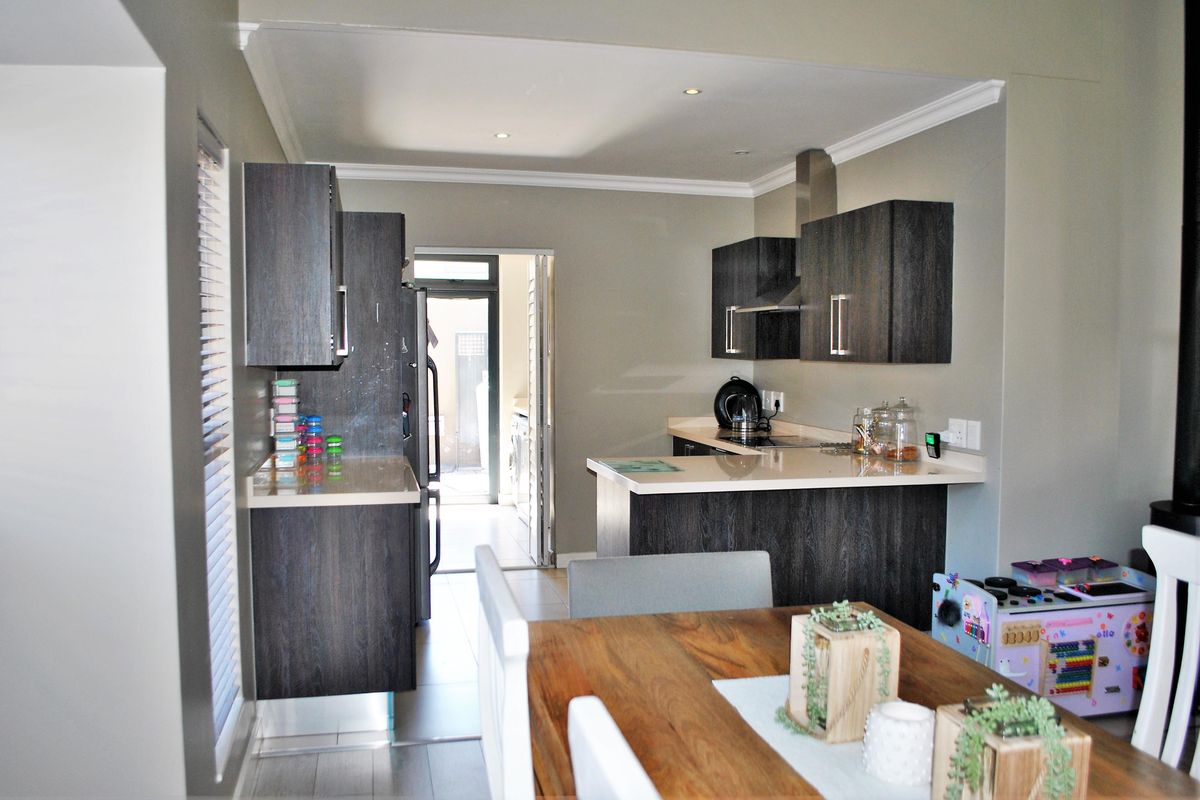 Warm, Comfortable, and Welcoming Home! - Photo 3