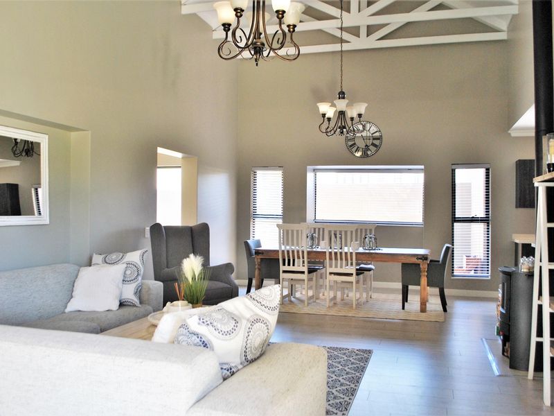 Warm, Comfortable, and Welcoming Home! - Photo 2
