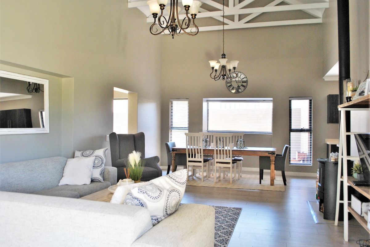 Warm, Comfortable, and Welcoming Home! - Photo 2