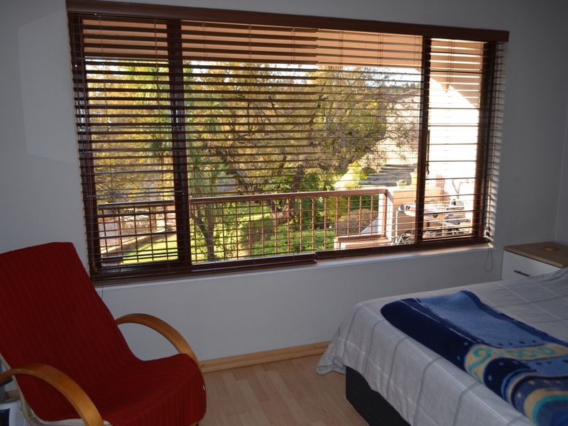Light Bright Immaculate Resort Style Secure 2 bed Apartment - Photo 10