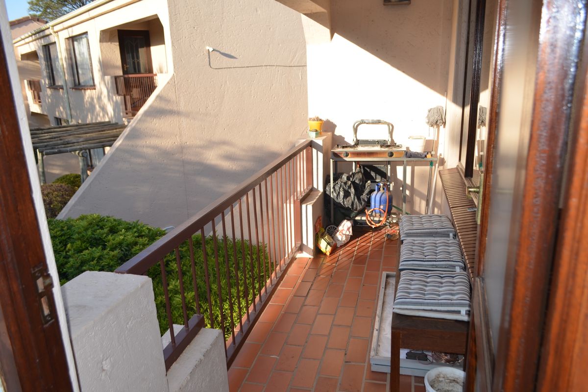 Light Bright Immaculate Resort Style Secure 2 bed Apartment - Photo 4