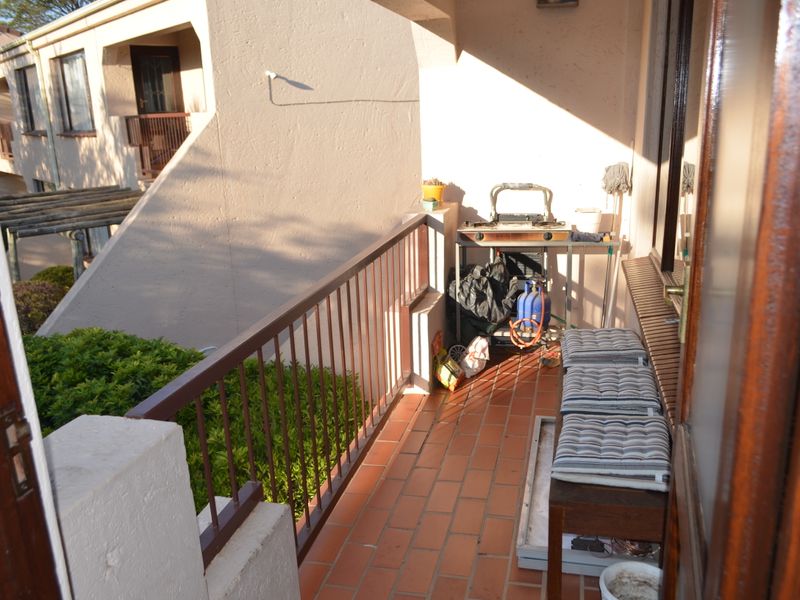 Light Bright Immaculate Resort Style Secure 2 bed Apartment - Photo 4