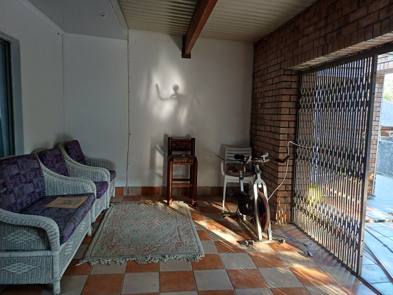 Charming Upmarket 2-Bedroom Furnished Cottage in Secure Estate - Photo 9