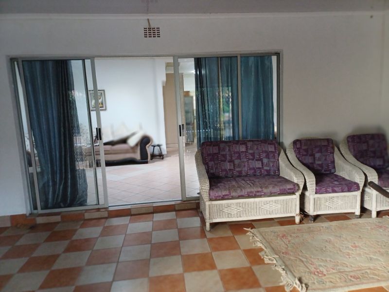 Charming Upmarket 2-Bedroom Furnished Cottage in Secure Estate - Photo 10
