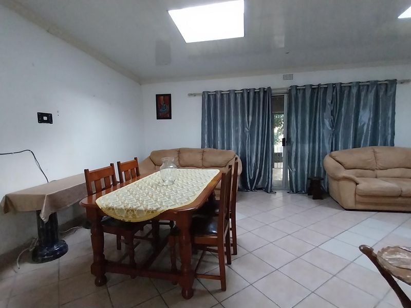 Charming Upmarket 2-Bedroom Furnished Cottage in Secure Estate - Photo 7