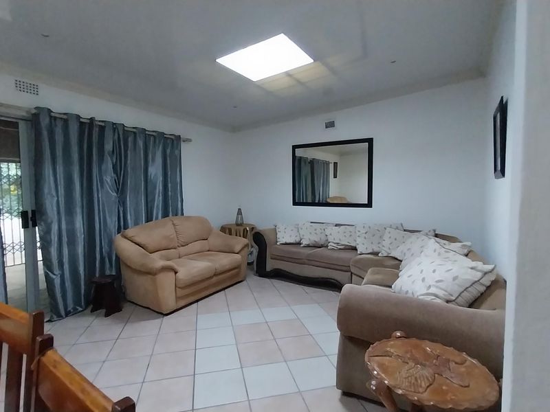 Charming Upmarket 2-Bedroom Furnished Cottage in Secure Estate - Photo 6