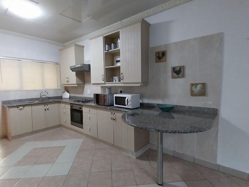 Charming Upmarket 2-Bedroom Furnished Cottage in Secure Estate - Photo 5