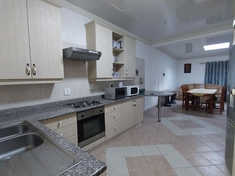 Charming Upmarket 2-Bedroom Furnished Cottage in Secure Estate - Photo 4