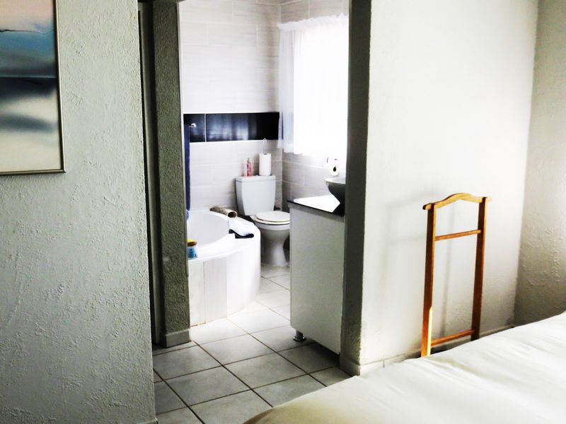 Perfect Position & Pretty Property in Deneysville, Vaal Dam - Photo 10