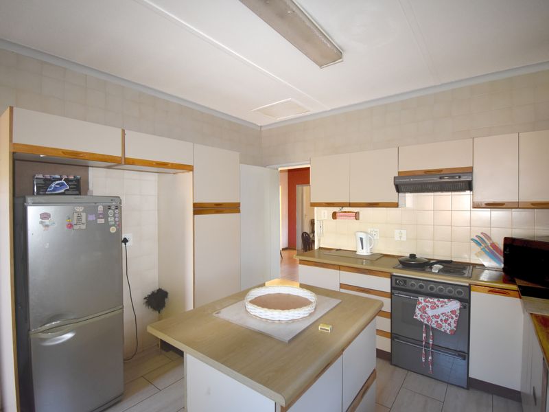 ALL OFFERS INVITED on this Clarendon home - Photo 8