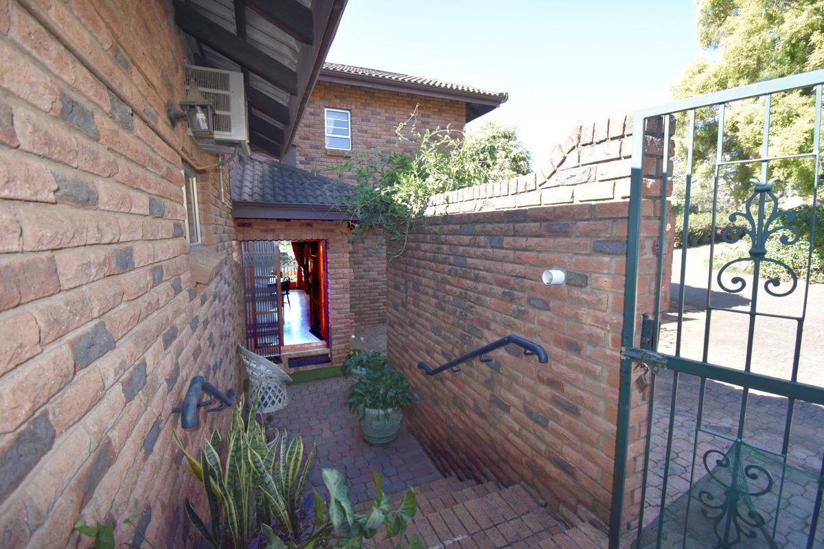 ALL OFFERS INVITED on this Clarendon home - Photo 3