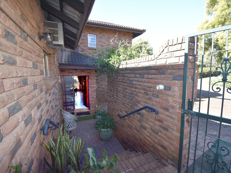 ALL OFFERS INVITED on this Clarendon home - Photo 3