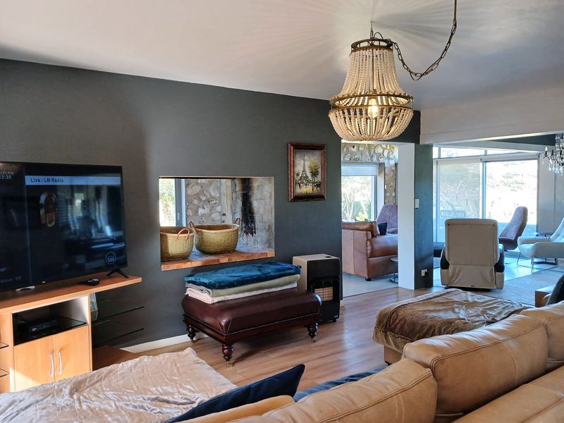 Idyllic Riverfront Residence Offering Privacy and Elegance - Photo 5