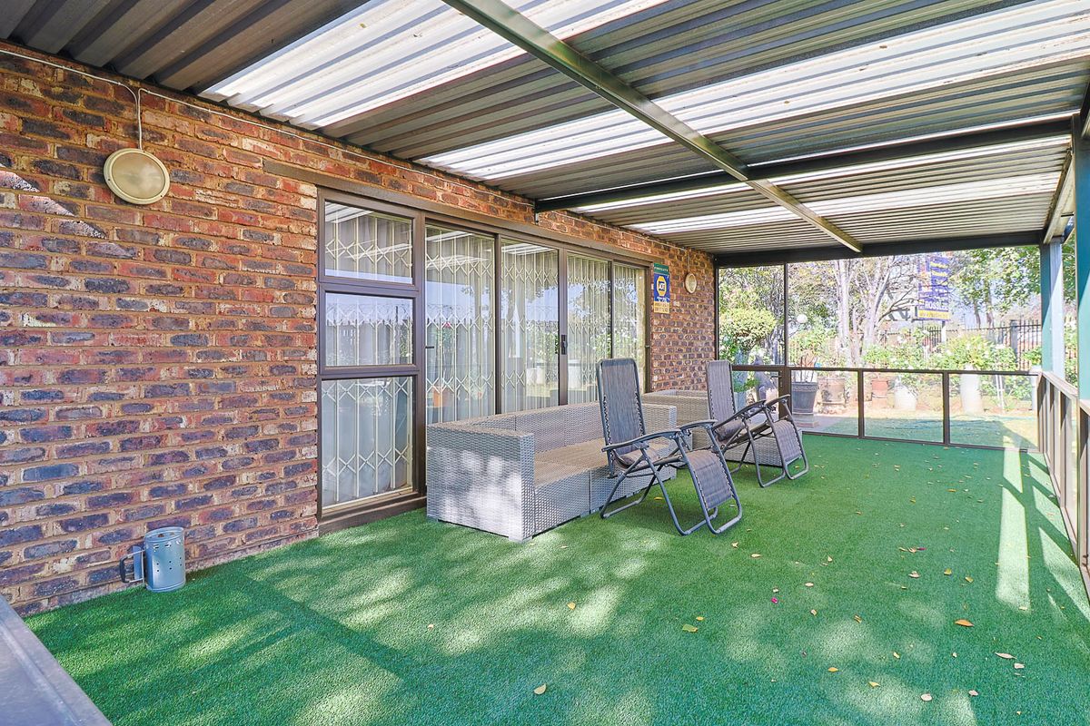 mmaculate Single-Storey Gem: Private Corner Paradise with Tranquil Living and Boomed Security! - Photo 4