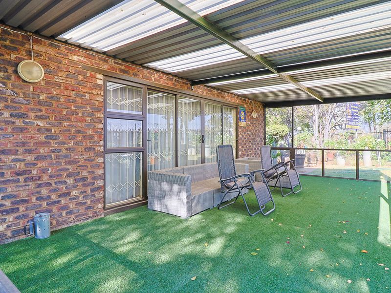 mmaculate Single-Storey Gem: Private Corner Paradise with Tranquil Living and Boomed Security! - Photo 4