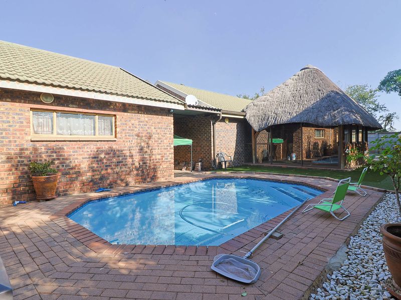 mmaculate Single-Storey Gem: Private Corner Paradise with Tranquil Living and Boomed Security! - Photo 5