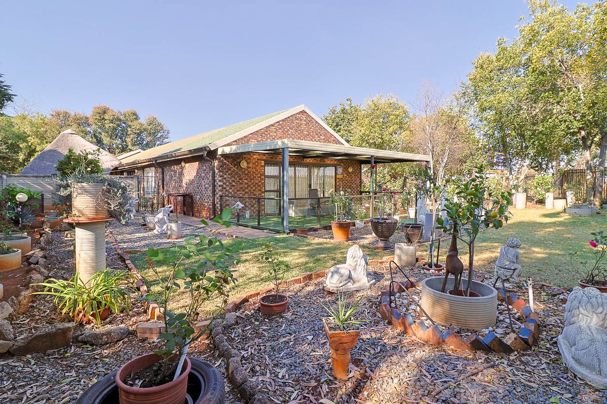 mmaculate Single-Storey Gem: Private Corner Paradise with Tranquil Living and Boomed Security! - Photo 2