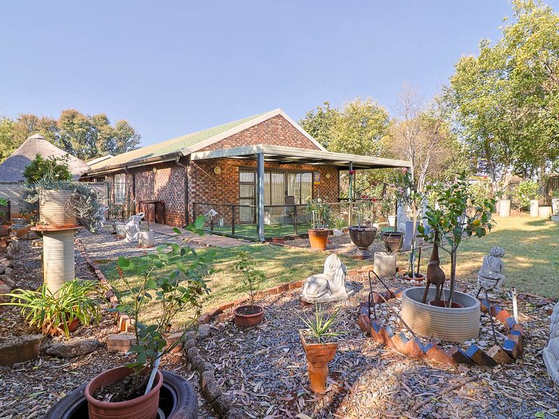 mmaculate Single-Storey Gem: Private Corner Paradise with Tranquil Living and Boomed Security! - Photo 2